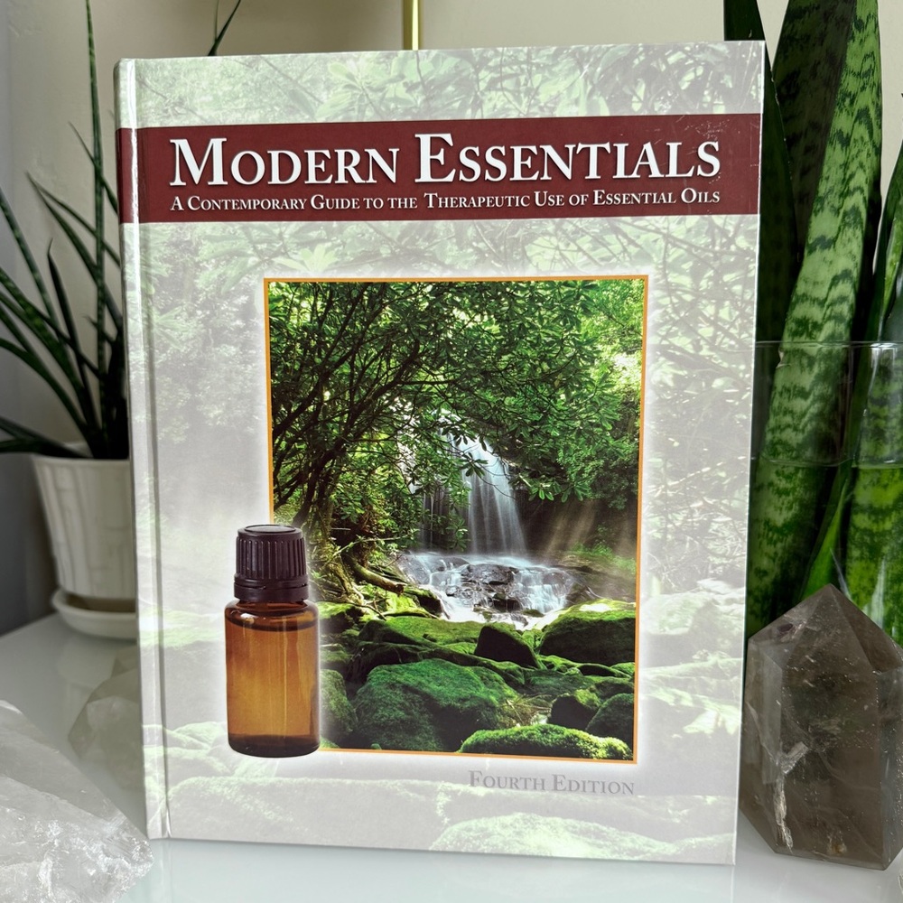 Modern Essentials: A Contemporary Guide to the Therapeutic Use of Essential Oils